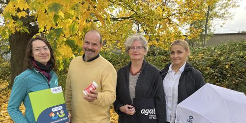 Team Agathe Frau Rauch, Herr Dölz, Frau Osse, Frau Klose-Leitel mit Vorsorgeordner und Regenschirm im Herbstlaub