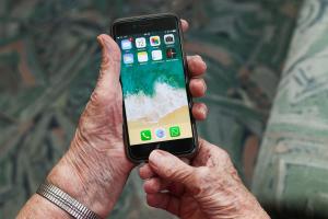 Eine Person hat ein iphone in der Hand