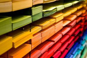 farblich sortiertes Papierregal