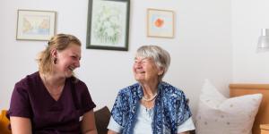Ältere Dame schaut zu jüngerer Frau