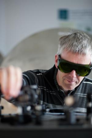 Mann mit Schweißerbrille