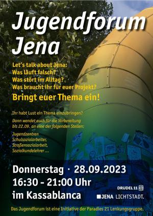 Bild in den Farben grün, weiß, gelb und blau. Im Hintergrrund Teile eines Baumes und dicke Rohre mit Stickern. Im Vordergrund Text in den Farben weiß und gelb.
