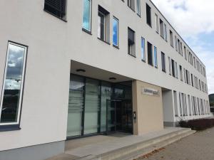 Blick auf den Eingangsbereich des Verwaltungsgebäudes Lutherplatz 3