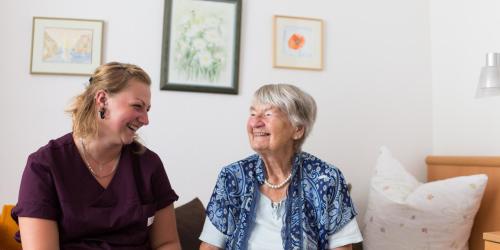 Ältere Dame schaut zu jüngerer Frau
