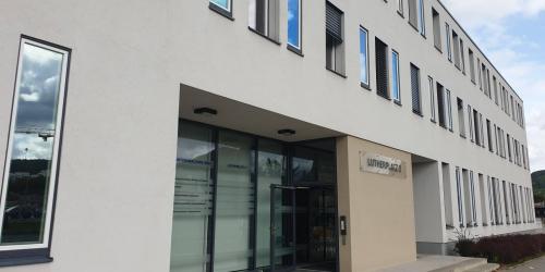 Blick auf den Eingangsbereich des Verwaltungsgebäudes Lutherplatz 3