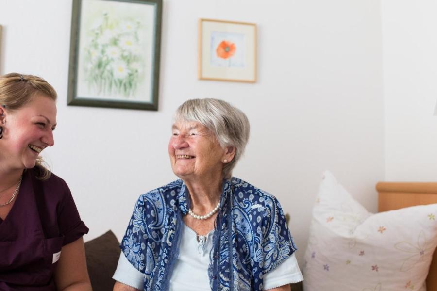 Ältere Dame schaut zu jüngerer Frau