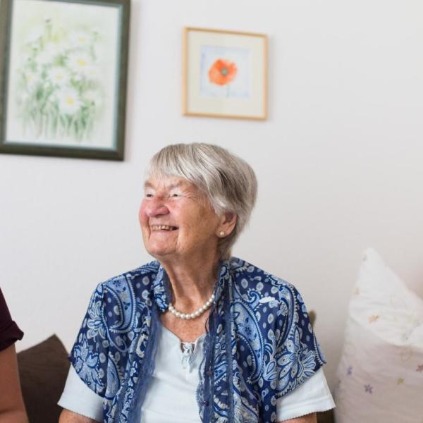 Ältere Dame schaut zu jüngerer Frau